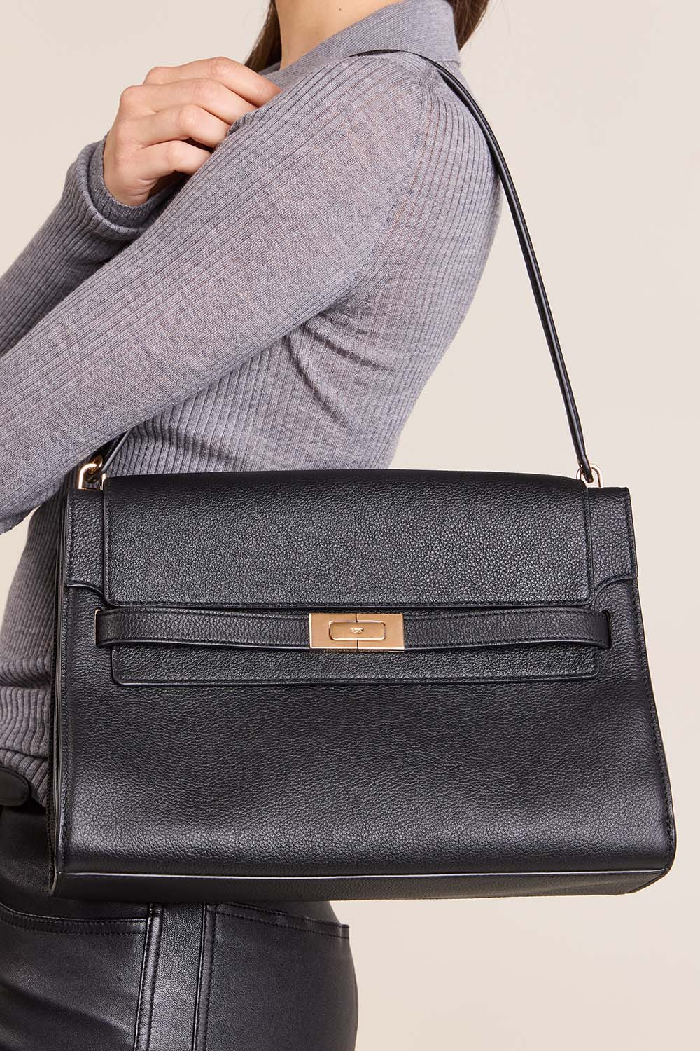 תמונת כל הלוק של תיק לי רדזיוויל לארג'